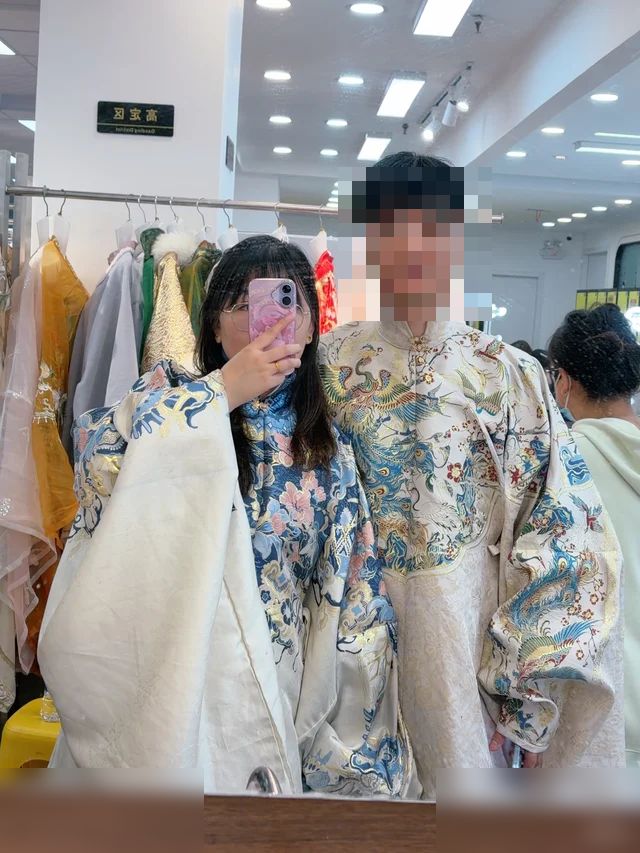 左滑为我们变装